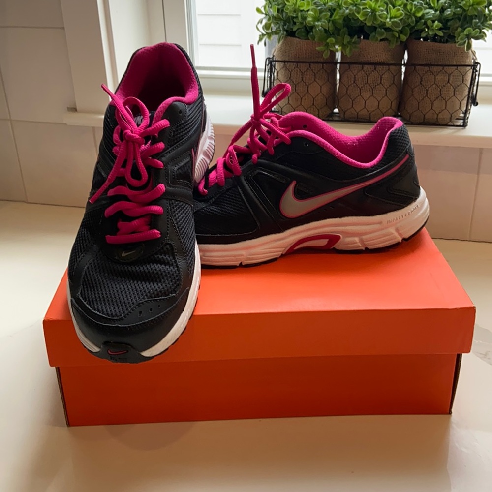 Women’s Size 9.5 Nike Black and Pink Tennis Shoes